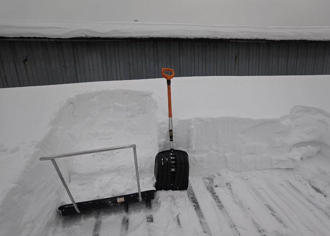 Уборка с кровли снега толщиной 1 метр-++